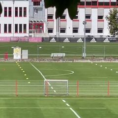 La imagen del día: los abrazos de despedida de Lewandowski a sus compañeros