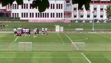 La imagen del día: los abrazos de despedida de Lewandowski a sus compañeros