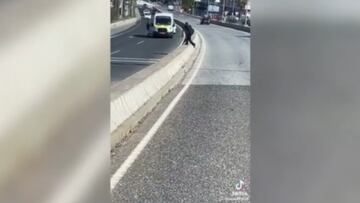 Surrealista persecución a un delicuente en Málaga en mitad de la carretera