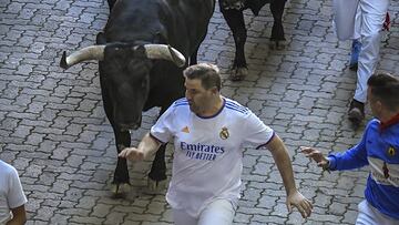 Un sanferminero madridista con la camiseta de Latasa