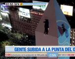 Un argentino se subió a la punta del Obelisco a 68m. del suelo: el vídeo que da pánico ver
