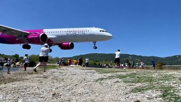 El impactante aterrizaje que pasa rozando a la gente y han visto ya 5M: fíjense en la onda expansiva