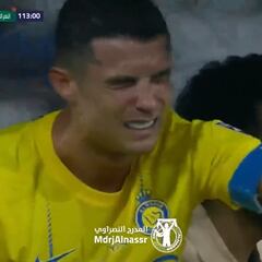 Cristiano tiene que salir en camilla y llorando tras una lesión: la imagen es desoladora