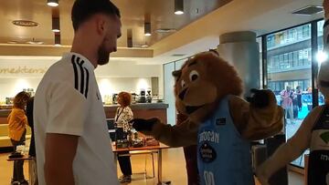 El momentazo del nuevo fichaje del Real Madrid con la mascota del Breogán