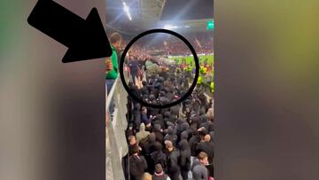 “Legolas y Gimli en el abismo de Helm”: la escena viral de 2 fans del West Ham contra 100 ultras del AZ que fueron a pegarles