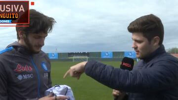 As¨ª se empieza a ganar uno al Bernab¨¦u: la reacci¨®n de Kvara cuando le dan la camiseta del Madrid firmada por su ¨ªdolo Guti