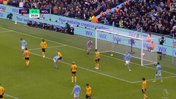 Por cosas así es el mejor 9 del mundo: alucinen con Haaland, defensor por los suelos incluido