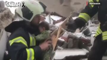 En medio del caos un poco de luz: un bebé nace entre los escombros en Turquía