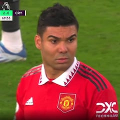 Primera roja a Casemiro en Premier tras... ¡agarrar del cuello a un rival!