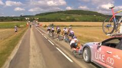Esperpento en el Tour: ?Mavi Garc¨ªa es atropellada por su propio coche de equipo!