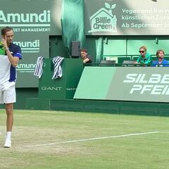 Cuando uno cree que ya ha visto y oído todo en el tenis le pasa esto al 1 del mundo al sacar... ¡dos veces!