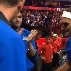 Emociona al mundo: el momento en el que Roger Federer rompe a llorar tras acabar el partido