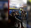 El intento de huida de los aficionados por la estrecha salida del estadio en Indonesia