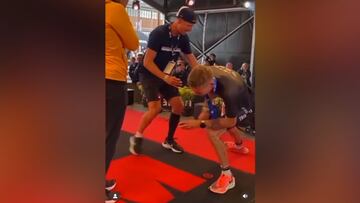 Acaba un triatlón y se le ocurre hacer esto: ojo a la escena porque lo que sucede no entraba en sus planes