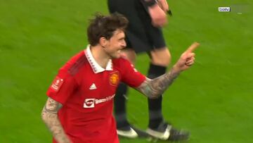 Te est¨¢s jugando un City-United por primera vez en 151 a?os y lo tiras as¨ª: tremendo el penalti ganador