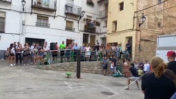 La competici¨®n m¨¢s loca de un pueblo de Teruel: acaba mal