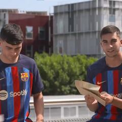 Pedri y Ferran compiten en un ‘challenge’ de preguntas rápidas y se terminan marcando un ‘Joaquín’