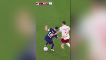 El baile de Messi, enfadado con Lewandowski: ¡°Volv¨ª para regatearlo otra vez solo porque era ¨¦l¡±