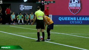 Piden en redes el cese de una árbitra en la Queens League por esta escena surrealista