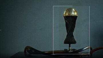 Andrei Molodkin diseña una réplica de la Copa del Mundo con petróleo traído de Qatar para denunciar la corrupción de la FIFA