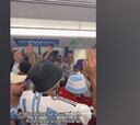 Son únicos: un niño catarí se asusta en el tren por los fans argentinos y vean lo que hacen