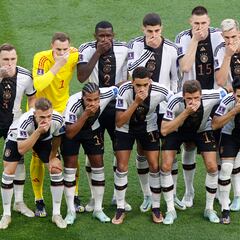 El gesto que indigna a todo el mundo: el árbitro le revisó el brazalete a Neuer