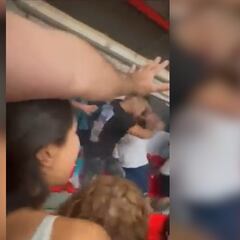 Ha pasado en España y es deplorable: la pelea de un entrenador y un aficionado que le escupió