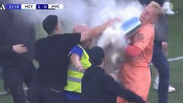 Espeluznante lo de este portero plantándole cara a los ultras