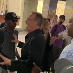 Unos fans empujan a la mujer de Tom Hanks y este explota