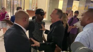 Unos fans empujan a la mujer de Tom Hanks y este explota