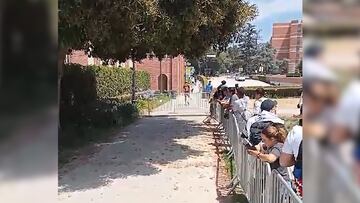 Lamentables insultos a un fan de Messi en el entreno del Madrid en Los Ángeles