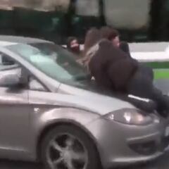 Un coche atropella a manifestantes del 8 de marzo que cortaban la carretera