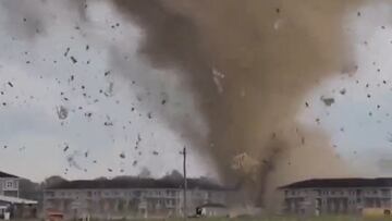 Horrible momento: así arrastra un huracán un complejo de viviendas