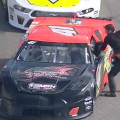 La secuencia es lamentable: se queda fuera de la NASCAR y pierde la cabeza contra un rival