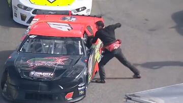 La secuencia es lamentable: se queda fuera de la NASCAR y pierde la cabeza contra un rival
