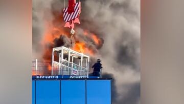 Incendio salvaje en un edificio y un trabajador atrapado en la azotea: tremenda escena