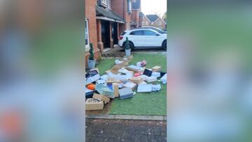 Exfutbolista de la Premier descubre que su novia le es infiel y lanza sus cosas por la ventana