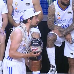 Piel de gallina: el detallazo de Llull con Pablo Laso en la entrega del título