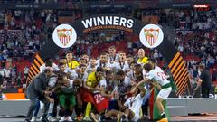 Lo de Pepe Castro cuando se levantó el trofeo va directo a ser Gif del año en los móviles de todos los sevillistas