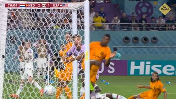 Posiblemente el gol m¨¢s raro visto en un Mundial: el tanto de USA lo van a tener que ver varias veces para cre¨¦rselo