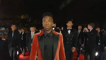 El atrevido look de Vinicius en la alfombra roja de la gala del Balón de Oro