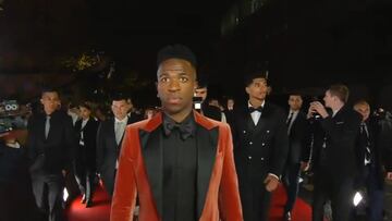 El atrevido look de Vinicius en la alfombra roja de la gala del Bal車n de Oro