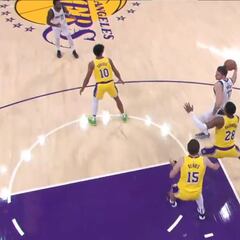 Luka defendido por dos, con LeBron a 3 metros y le hace esto: la risilla floja del narrador lo dice todo