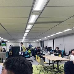 Una cámara oculta en una oficina de Japón capta la reacción al remontar: de otro planeta