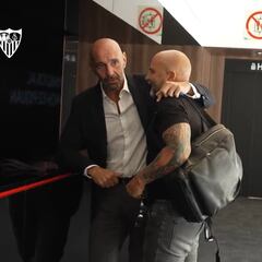 Esta siendo el foco de muchas críticas: atentos al gesto de Monchi cuando se acerca Sampaoli