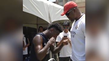 Lleva unas horas y casi 2M: Vinicius contra un luchador de MMA de 120 kilos