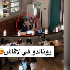 Cristiano entra a un restaurante, se ponen todos a grabarle y su reacción es única