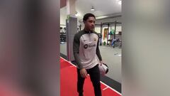 Vitor Roque conoce a la plantilla y su saludo con Xavi se hace viral