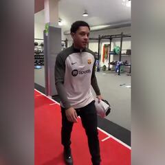 Vitor Roque conoce a la plantilla y su saludo con Xavi se hace viral