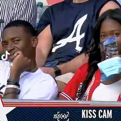 La Kiss Cam enfoca a estos dos jóvenes y sucede algo embarazoso: saquen sus propias conclusiones